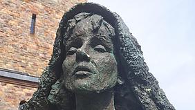 Statue der heiligen Hildegard von Bingen