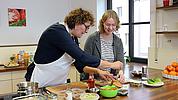 Alexandra Böhm und Anika Taiber-Groh beim Kochen